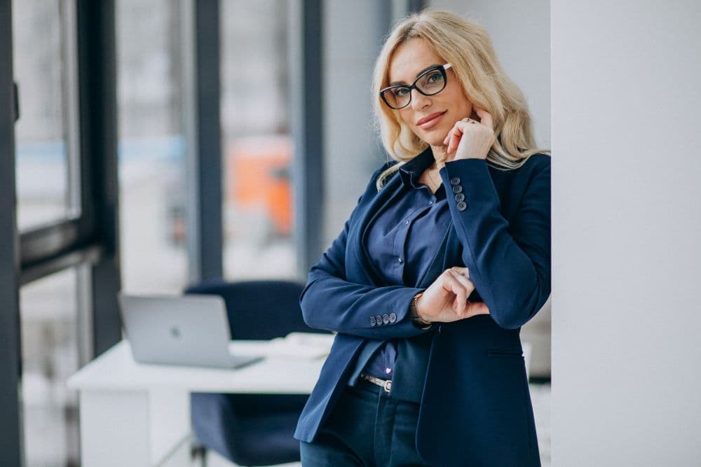 Жінка планує інвестиції та особистий бюджет